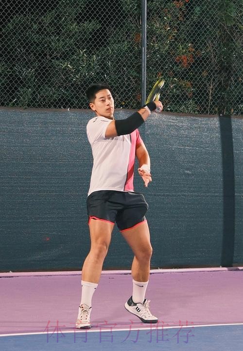 杨伟光带来打网球前的准备活动 杨伟光带来打网球前的准备活动